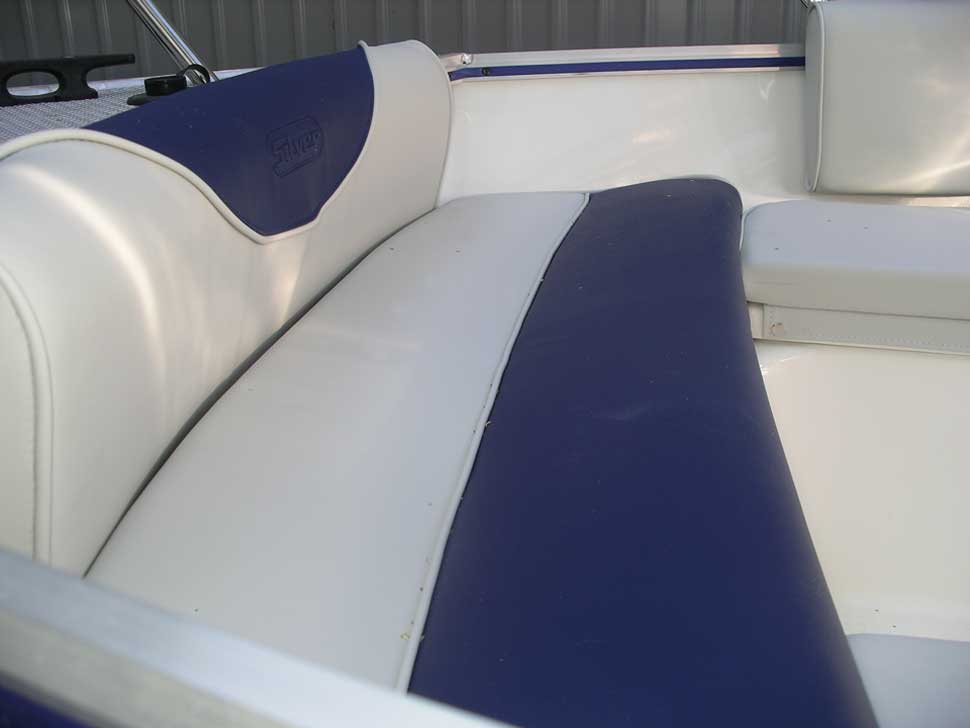 пассажира катера silver hawk размещаются на мягких диванчиках