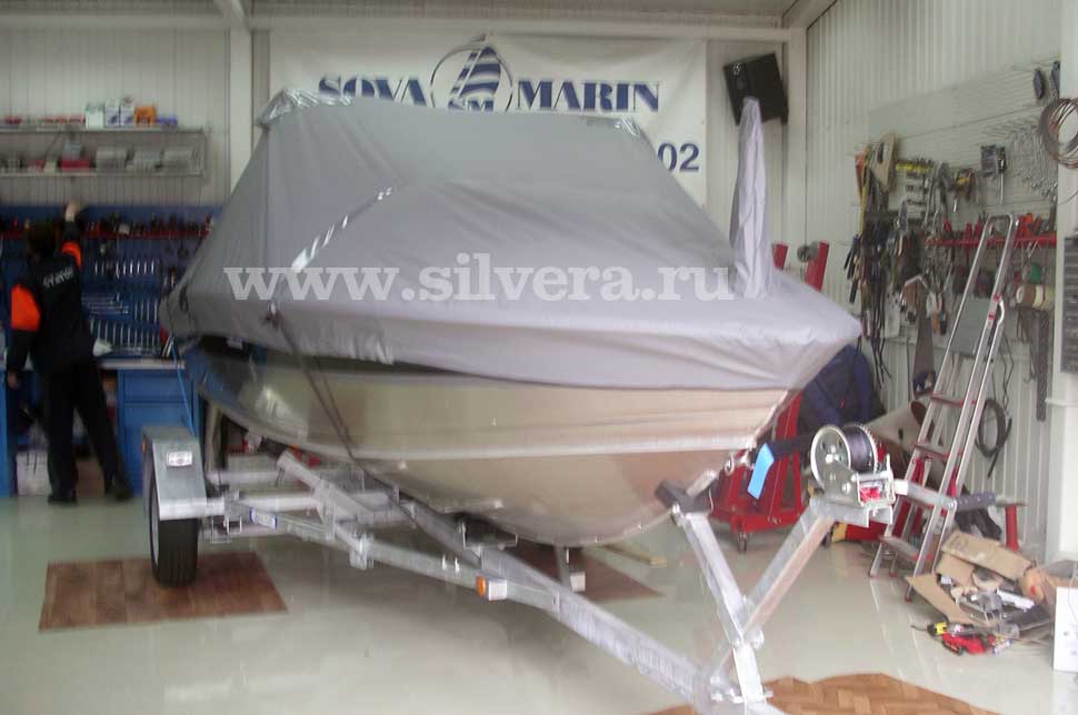 лодка silver Fox 485 на трейлере для перевозки